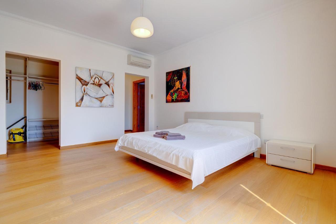Seafront Apartment In Sliema With Pool, Upmarket Complex Dış mekan fotoğraf
