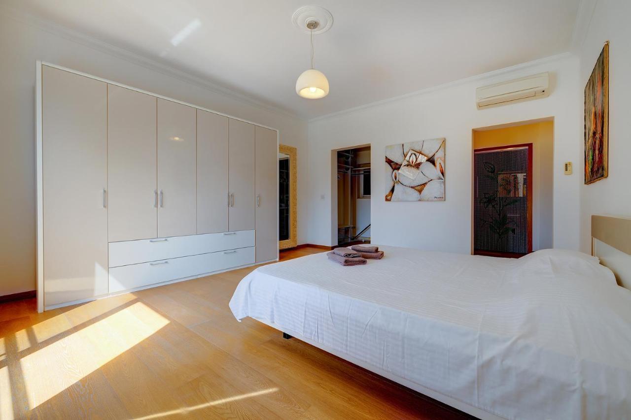 Seafront Apartment In Sliema With Pool, Upmarket Complex Dış mekan fotoğraf