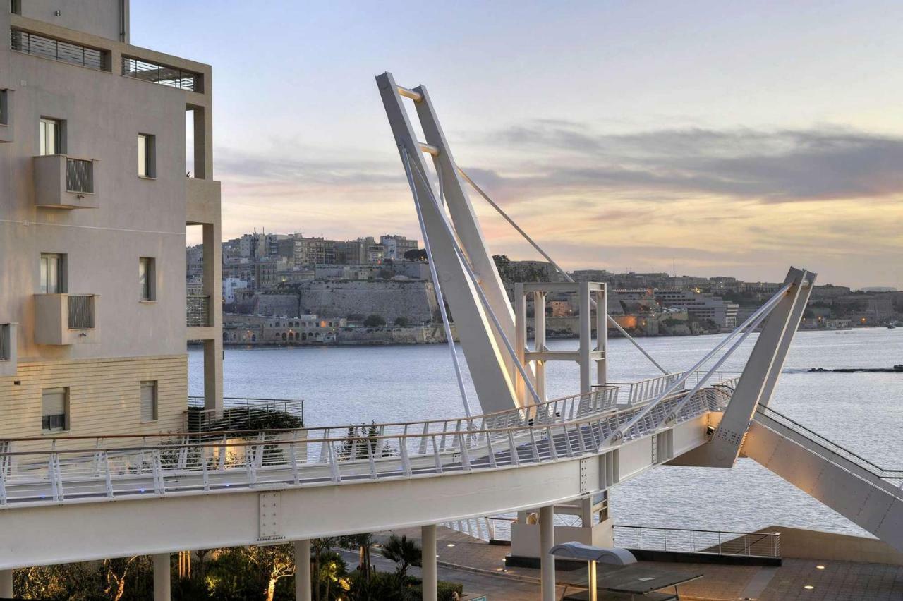 Seafront Apartment In Sliema With Pool, Upmarket Complex Dış mekan fotoğraf