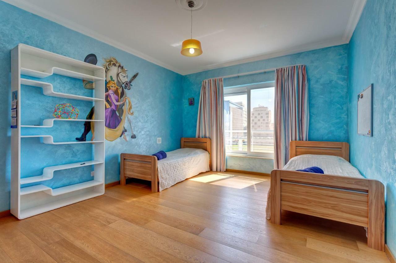 Seafront Apartment In Sliema With Pool, Upmarket Complex Dış mekan fotoğraf