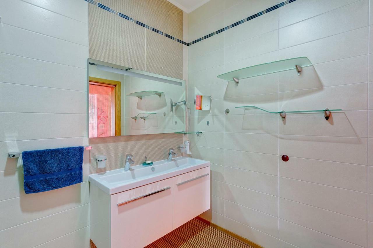 Seafront Apartment In Sliema With Pool, Upmarket Complex Dış mekan fotoğraf