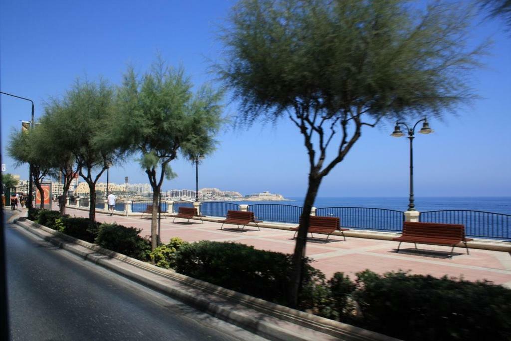 Seafront Apartment In Sliema With Pool, Upmarket Complex Dış mekan fotoğraf