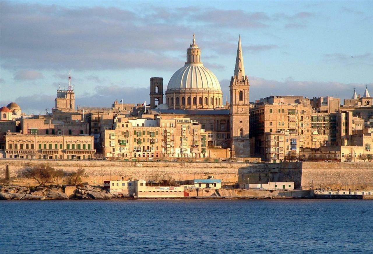 Seafront Apartment In Sliema With Pool, Upmarket Complex Dış mekan fotoğraf