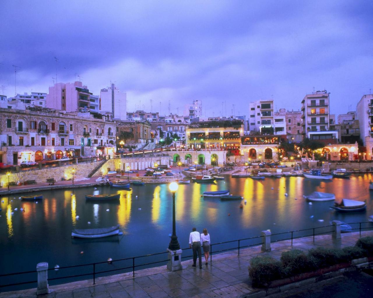 Seafront Apartment In Sliema With Pool, Upmarket Complex Dış mekan fotoğraf